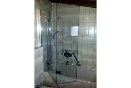 Duschfaltwand auf Badewanne - UTU Glaserei und Fensterbau